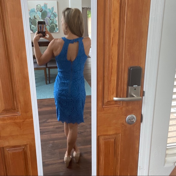 Flattering halter neck and keyhole back blue dress - Picture 6 of 7